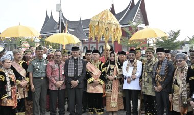 Gubernur Riau, Dianugerahi Gelar Rajo Nan Sati Alam Batuah oleh Suku Chaniago