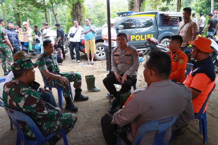 Kapolres Berama Dandim Simalungun Terus Berjuang Menemukan Dua Korban Tertimbun Tanah Longsor