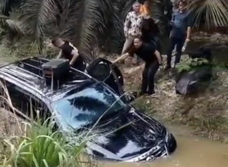 Mobil Dinas Pemkab Meranti Masuk Parit, Ini Kabar Sejumlah Pejabat di Dalamnya