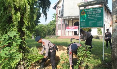 Satbrimob Polda Riau Laksanakan Gotong Royong di Masjid dan Gereja