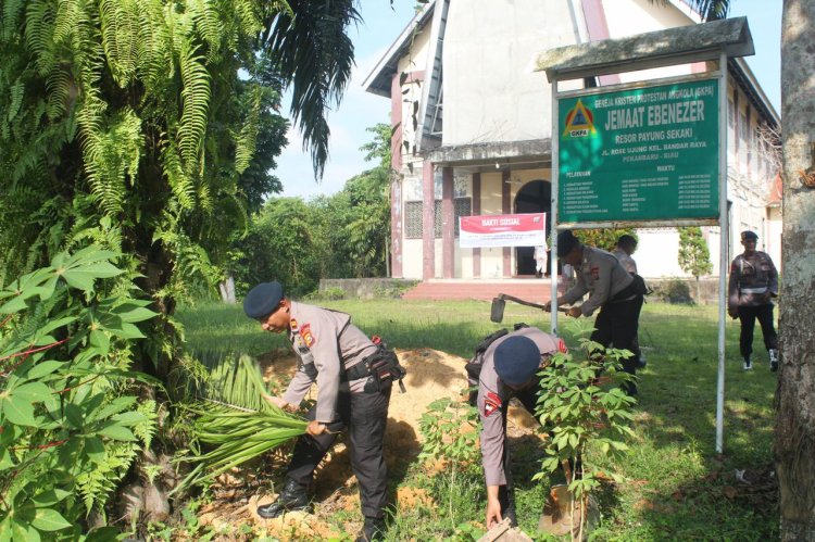 Satbrimob Polda Riau Laksanakan Gotong Royong di Masjid dan Gereja