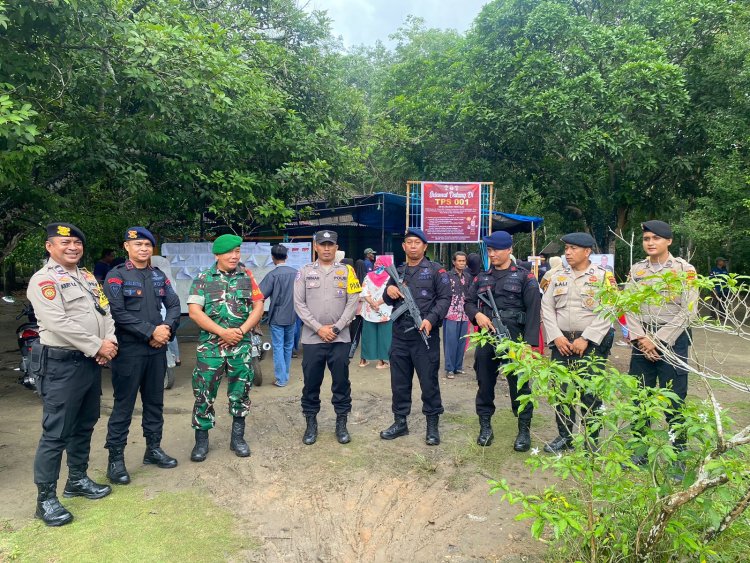 Ciptakan Kondusifitas, Brimob Polda Riau BKO Polres Kuantan Singingi Gelar Patroli