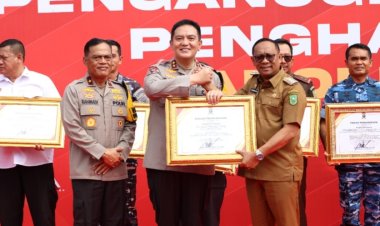 Kapolda Riau Beri Penghargaan kepada Pejabat dan Tokoh Masyarakat atas Dedikasi Jaga Keamanan Daerah