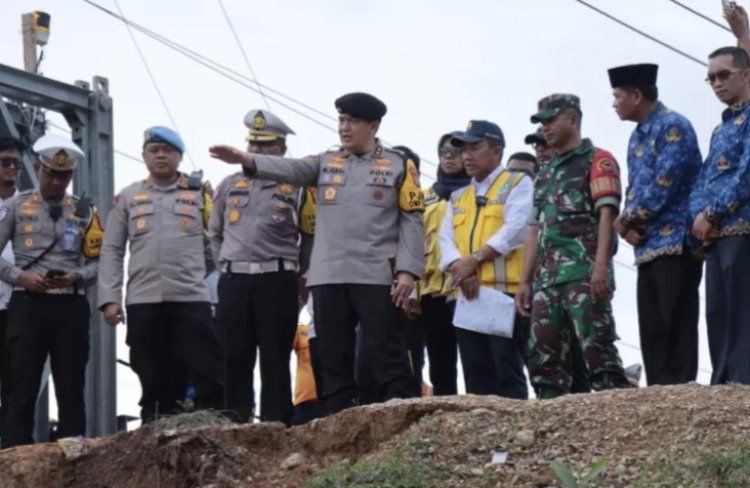 Antisipasi Gangguan Arus Barang Riau-sumbar, Kapolda Riau Turun ke Lokasi Bencana Longsor