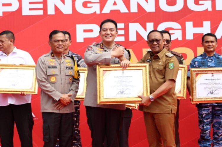 Kapolda Riau Beri Penghargaan kepada Pejabat dan Tokoh Masyarakat atas Dedikasi Jaga Keamanan Daerah
