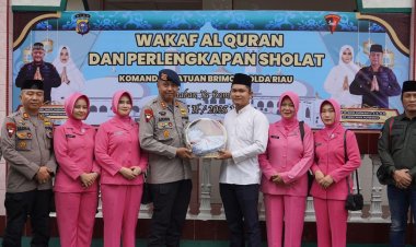 Jelang Ramadhan, Brimob Polda Riau laksanakan penyerahan Waqaf Al - Quran dan perlengkapan Sholat ke Masjid