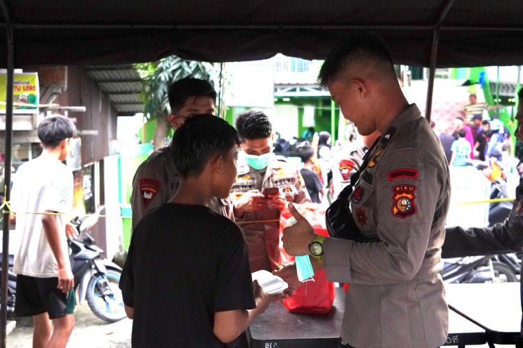 Satuan Brimob Polda Riau Menggelar Kendaraan Dapur Lapangan Bantu Korban Banjir