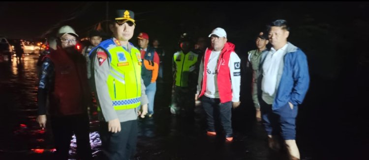 Tinjau Banjir Jalan Lintas Timur, Bupati Zukri Harap Air Surut dan Kembali Normal