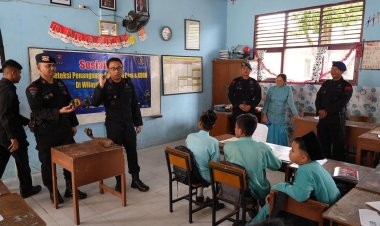 Gegana Brimob Riau Edukasi Keamanan Sejak Dini kepada Pelajar SDN 99 Pekanbaru