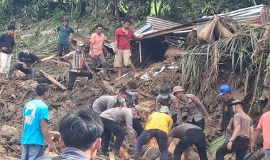 Respons Kemanusiaan Brimob Polda Riau: Dua Korban Banjir Berhasil Dievakuasi di Agam