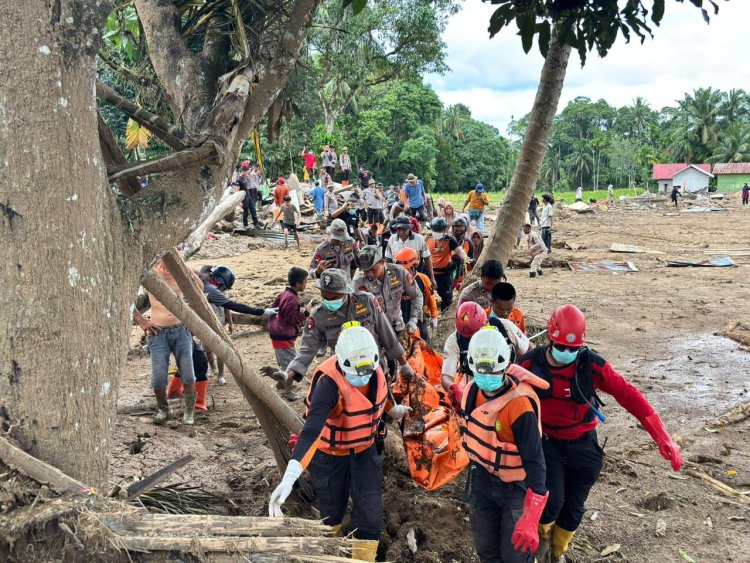 Kesetiaan Brimob pada Kemanusiaan: Evakuasi Penuh Hormat untuk Almarhumah Samsimar
