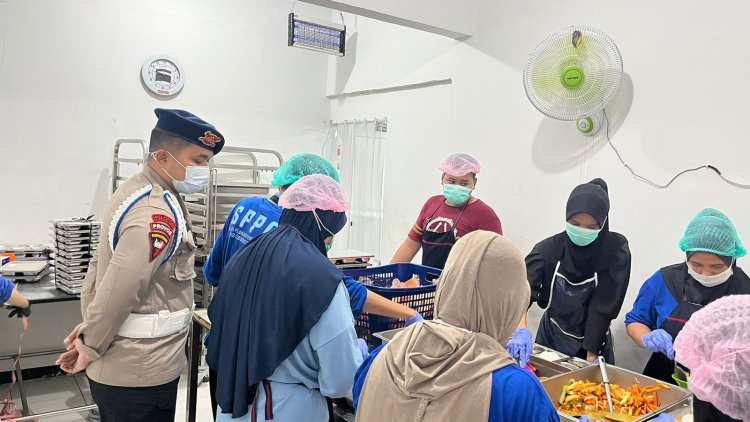 Pastikan Tepat Sasaran, Brimob Polda Riau Awasi Ketat Program Makan Bergizi Gratis