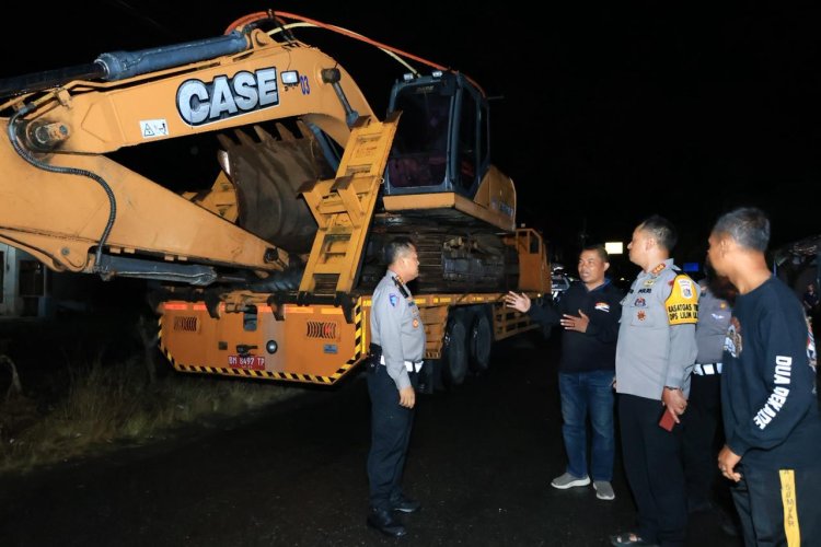 Dansat Brimob dan Ditlantas Polda Riau Antar Langsung 3 Alat Berat ke Lokasi Banjir Agam