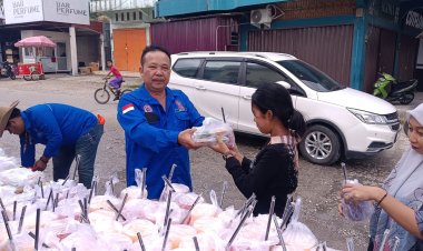 Aksi Sosial Ramadhan, PPDI Kabupaten Siak Bagikan 1.000 Takjil di Simpang Belutu Kandis